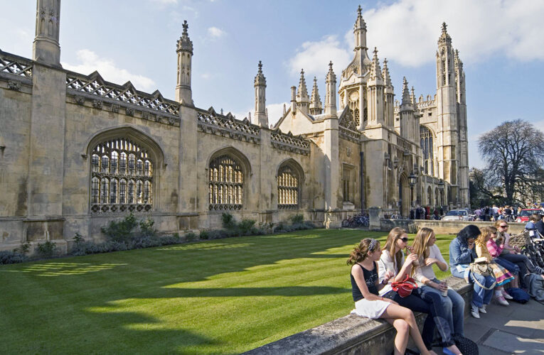 Oxford University: A Vibrant Campus Life.