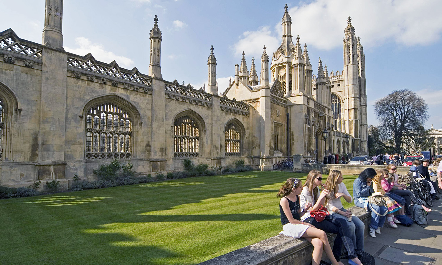 Oxford University: A Vibrant Campus Life.